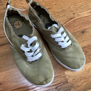 💕5/$15 Rocket Dog Memory Foam Sneakers in Camo